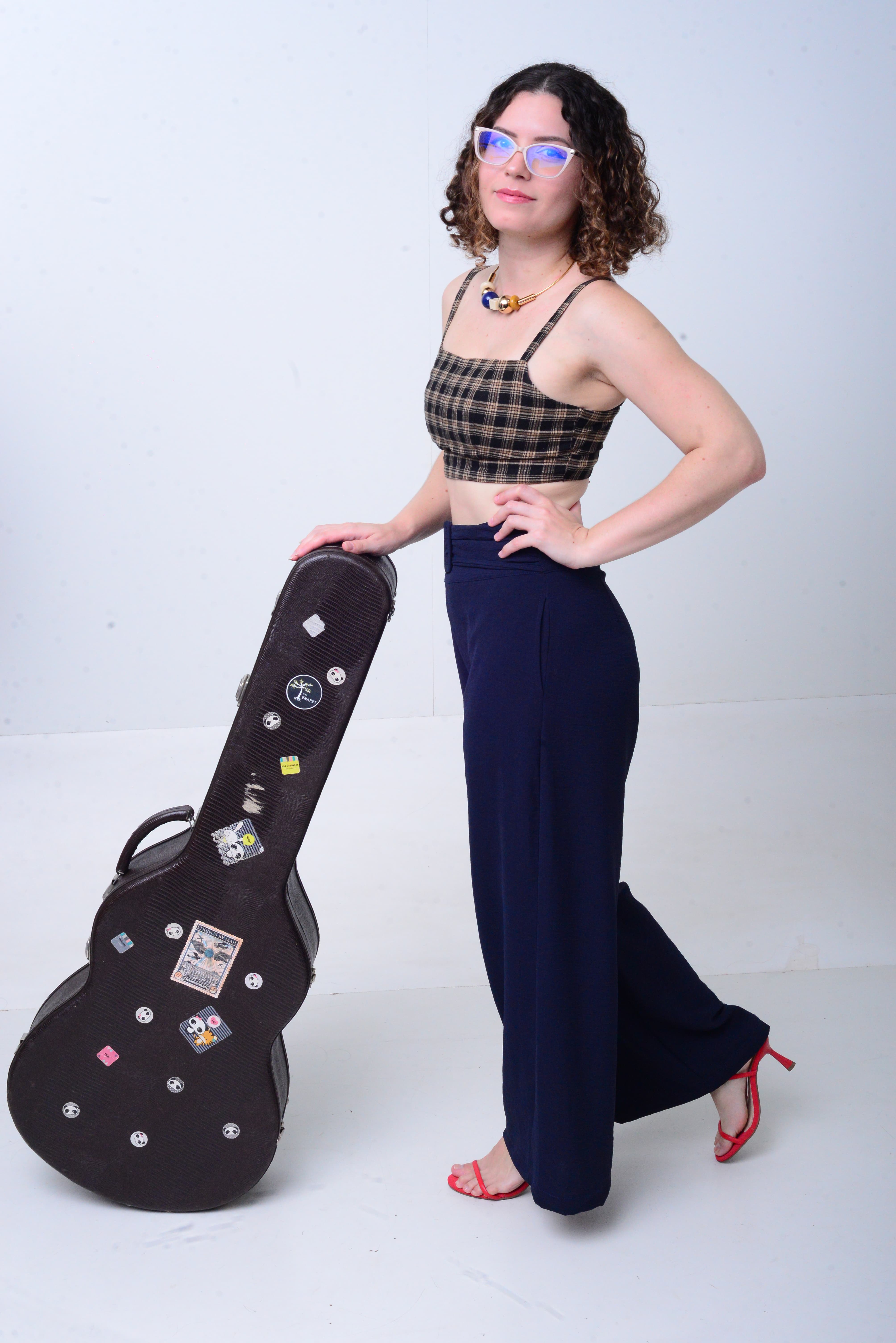 Heloisa com estojo de violão
