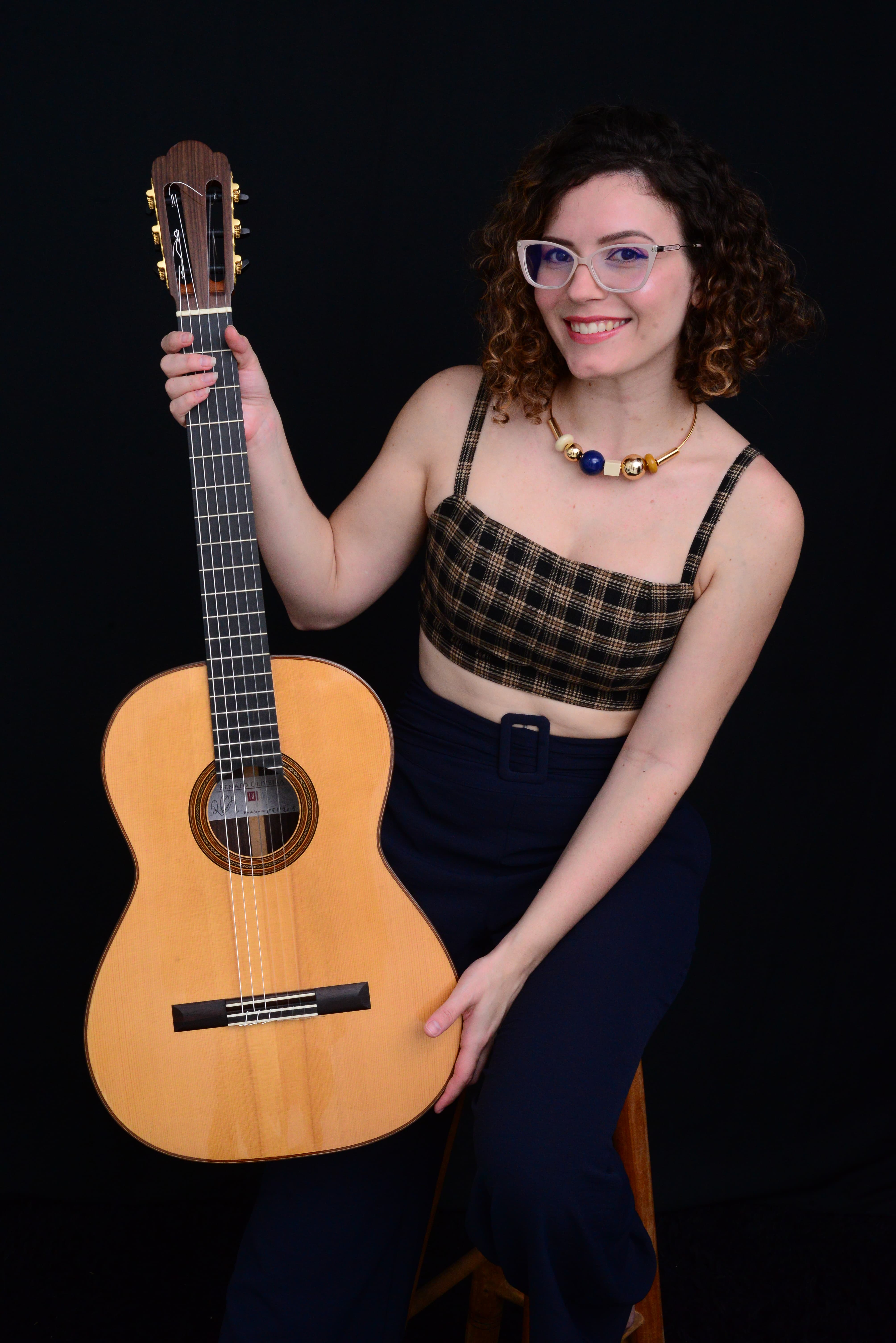 Heloisa com violão